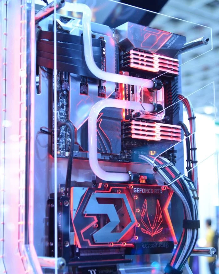 Intérieur d’un PC avec un circuit de refroidissement liquide et des composants éclairés